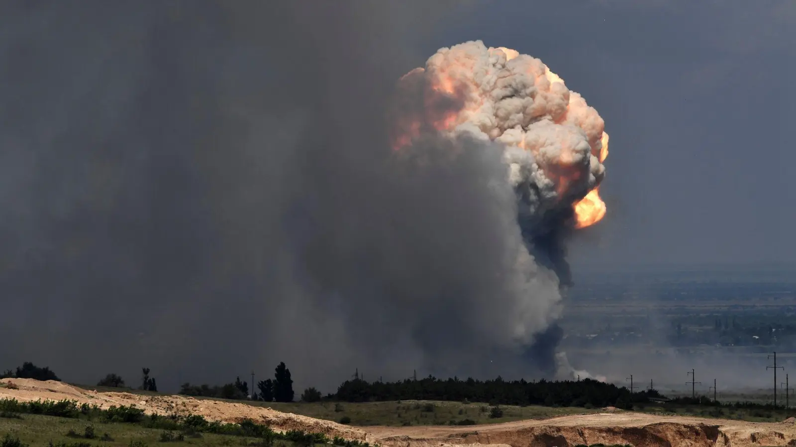 Regelmäßig greift das ukrainische Militär mit Drohnen und Raketen russische Munitionsdepots an und will zukünftig auch westliche Waffen gegen Arsenale in Russland einsetzen. (Archivbild) (Foto: Viktor Korotayev/Kommersant Publishing House/AP/dpa)