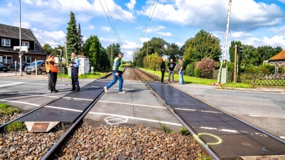 Unfall auf dem Weg zur Schule: Eine 14-Jährige starb an einem Bahnübergang (Foto: Arnulf Stoffel/dpa)