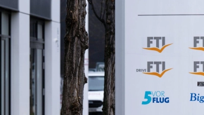 Das Logo des Reiseveranstalter FTI (FTI Group) steht vor dem Firmensitz. (Foto: Sven Hoppe/dpa)