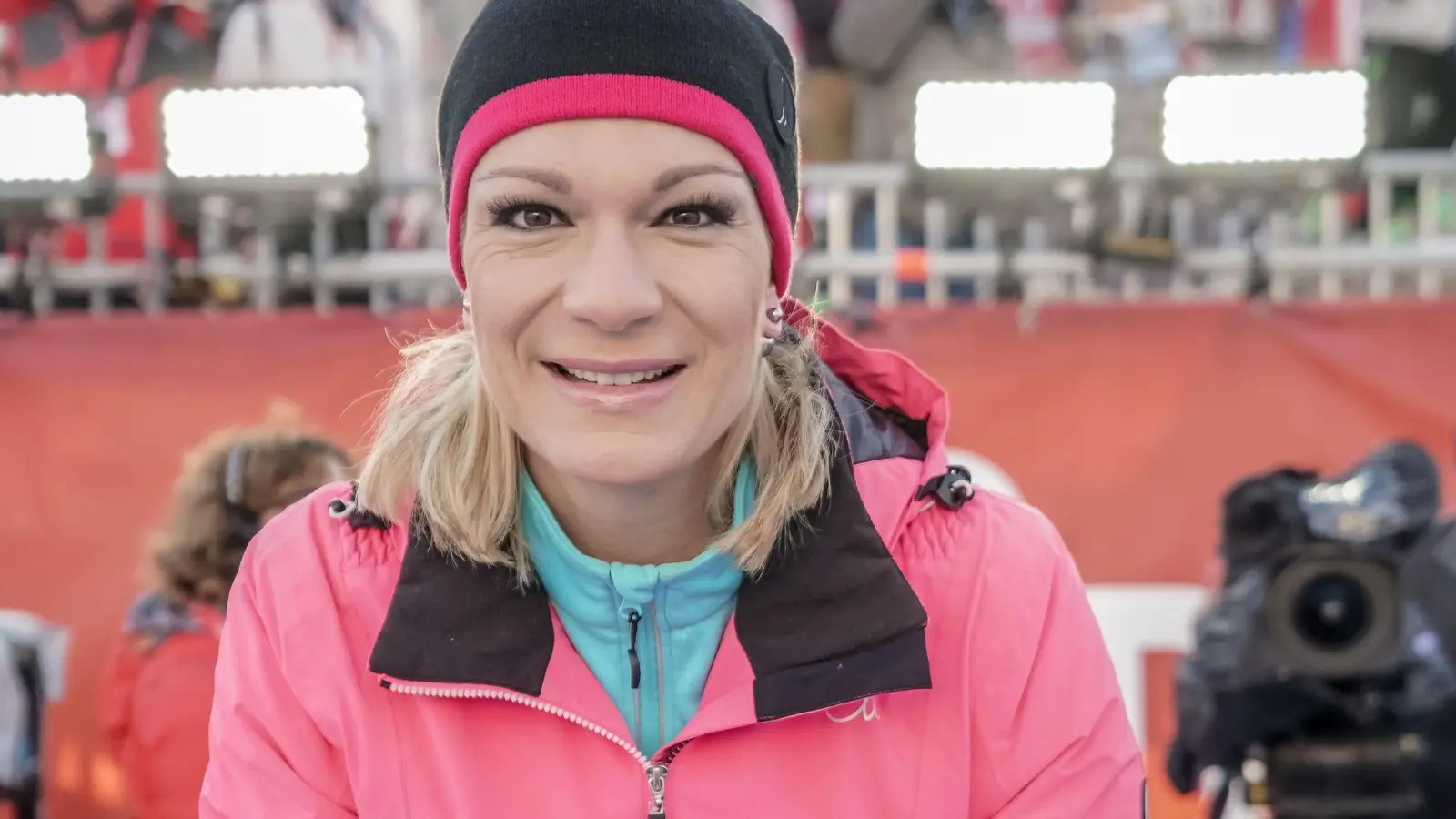 Maria Höfl-Riesch, ehemalige Ski-Olympiasiegerin und derzeit  TV-Expertin für die ARD, im Zielbereich der WM. (Foto: Michael Kappeler/dpa/Archivbild)