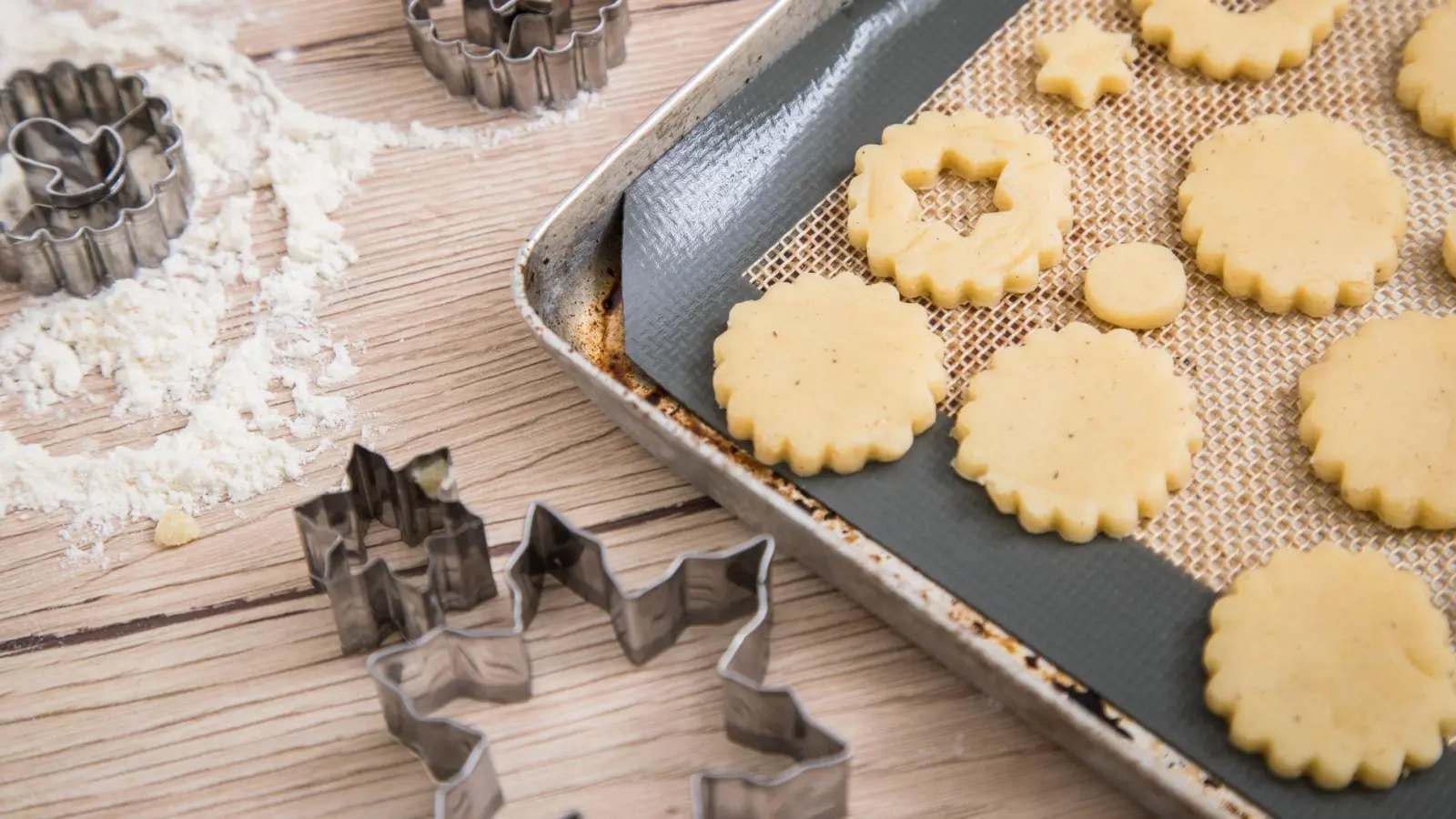 Aufgepasst in der Weihnachtsbäckerei: PFAS-haltiges Backpapier kann gesundheitsschädliche Dämpfe abgeben. Alternativen wie eingefettete Bleche sind umweltfreundlicher. (Foto: Christin Klose/dpa-tmn)