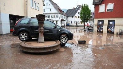 Das Hochwasser im Juni dieses Jahres hat in Ruderberg (Baden-Württemberg) ein Auto weggespült. (Archivbild)  (Foto: Bernd Weißbrod/dpa)