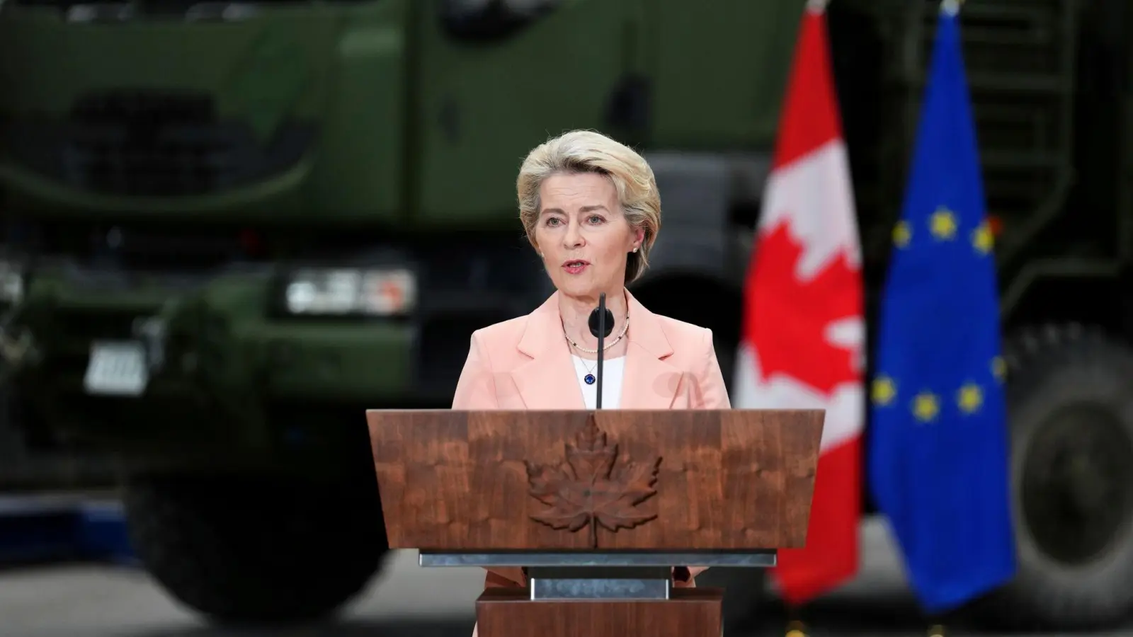 „Ihr habt die Bedeutung der Vorgänge in der Ukraine vor vielen anderen verstanden, inklusive vieler Europäer“, sagt EU-Kommissionspräsidentin Ursula von der Leyen bei einem Besuch in Kanada. (Foto: Sean Kilpatrick/The Canadian Press/AP/dpa)