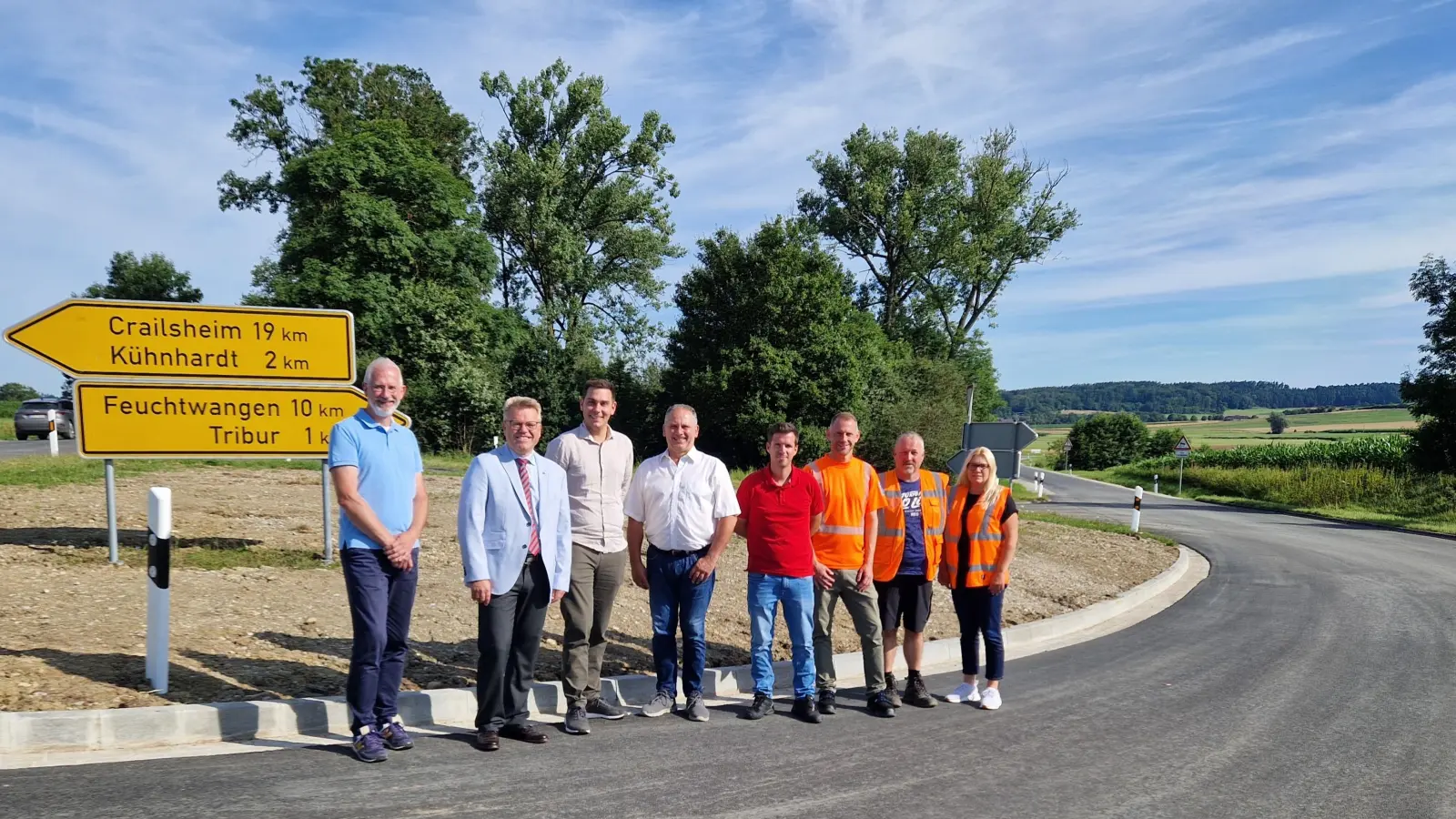 Seit Donnerstag ist die Sperrung der AN5 aufgehoben (von links): Volker Oley (Ingenieurbüro), Stefan Horndasch (stellvertretender Landrat), Markus Bierlein (Staatliches Bauamt), Walter Soldner (zweiter Bürgermeister von Feuchtwangen), Jochen König (Bauunternehmen), Markus Seitz (Straßenmeisterei), Jürgen Schuhmann (Staatliches Bauamt) und Melanie Bischoff (Projektleiterin im Staatlichen Bauamt) bei der Freigabe. (Foto: Friedrich Strohmeier)