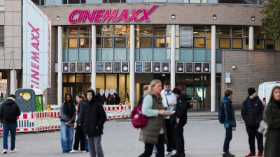 In dem Kinofoyer des Cinemaxx Krefeld soll am Donnerstagabend ein 38-Jähriger eine brennbare Flüssigkeit verschüttet haben. Die Polizei schoss ihn nieder.  (Foto: Christoph Reichwein/dpa)