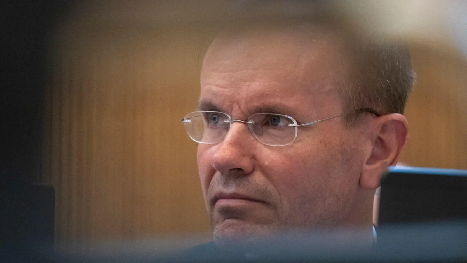 Der frühere Wirecard-Vorstandschef Markus Braun sitzt im Gerichtssaal an seinem Platz. (Foto: Peter Kneffel/dpa)