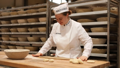 Verena Bühler absolvierte ihre Ausbildung zur Bäckerin als Innungssiegerin. Das Formen von Teig gehört zum Handwerk dazu, obwohl im Alltag mittlerweile einige Aufgaben Maschinen übernehmen. (Foto: Brothaus/Tanja Schmitt)