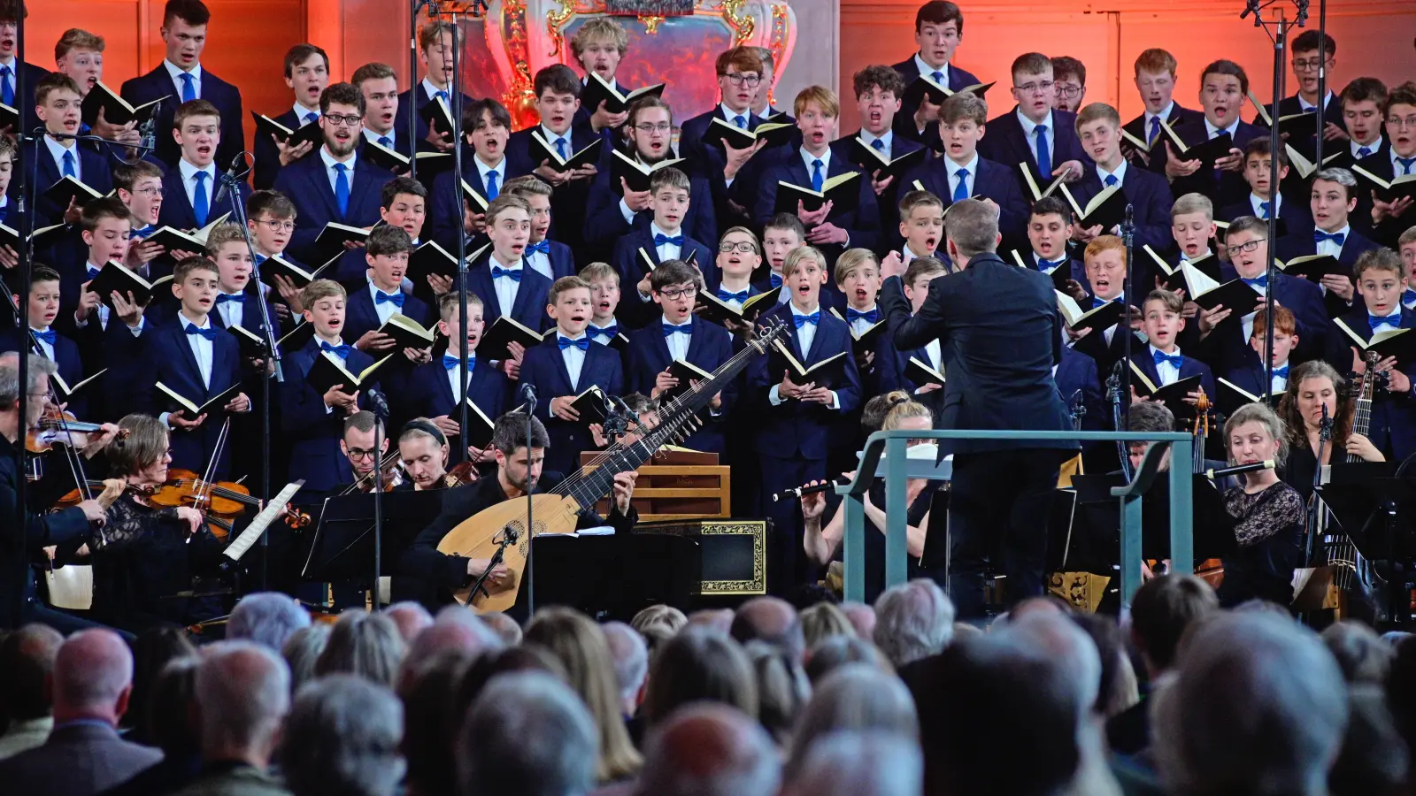 Bei der Bachwoche Ansbach gehört der Chor zu den Stammgästen. Mit der Johannes-Passion trat er im Jahr 2023 mit dem Freiburger Barockorchester auf.  (Foto: Jim Albright)