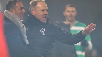 Laut einem Bericht müssen beide gehen: Manager Rachid Azzouzi (l) und Trainer Alexander Zorniger (r). (Foto: Daniel Karmann/dpa)