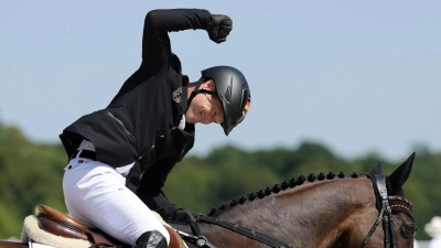 Michael Jung feiert Gold. (Foto: Rolf Vennenbernd/dpa)