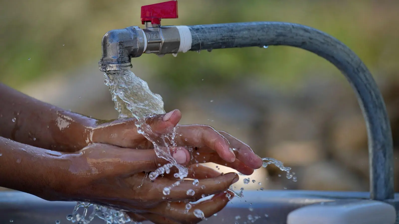 UNICEF-Mitarbeiter haben Wasser in ein syrisches Flüchtlingslager gebracht, um den Ausbruch der Cholera einzudämmen. (Foto: Bilal Hussein/AP/dpa)