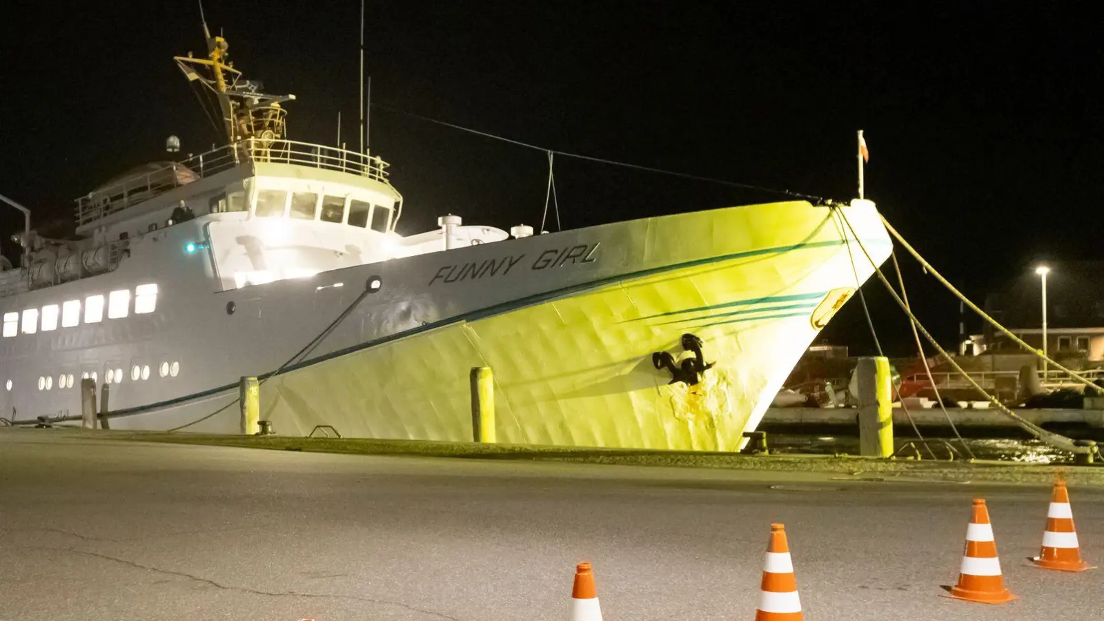 Die „Funny Girl“ liegt im Hafen von Büsum. (Foto: Bodo Marks/dpa)