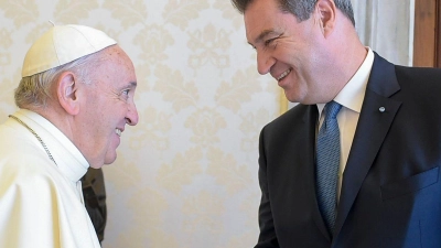 Papst Franziskus begrüßt Markus Söder (CSU), Ministerpräsident von Bayern im Vatikan. (Foto: -/Divisione Produzione Fotografica/Vatican Media/dpa)