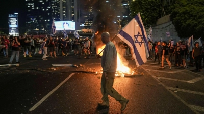 Nach der Entlassung von Verteidigungsminister Galant gingen in Israel zahlreiche Menschen gegen die Regierung von Ministerpräsident Netanjahu auf die Straße.   (Foto: Oded Balilty/AP)