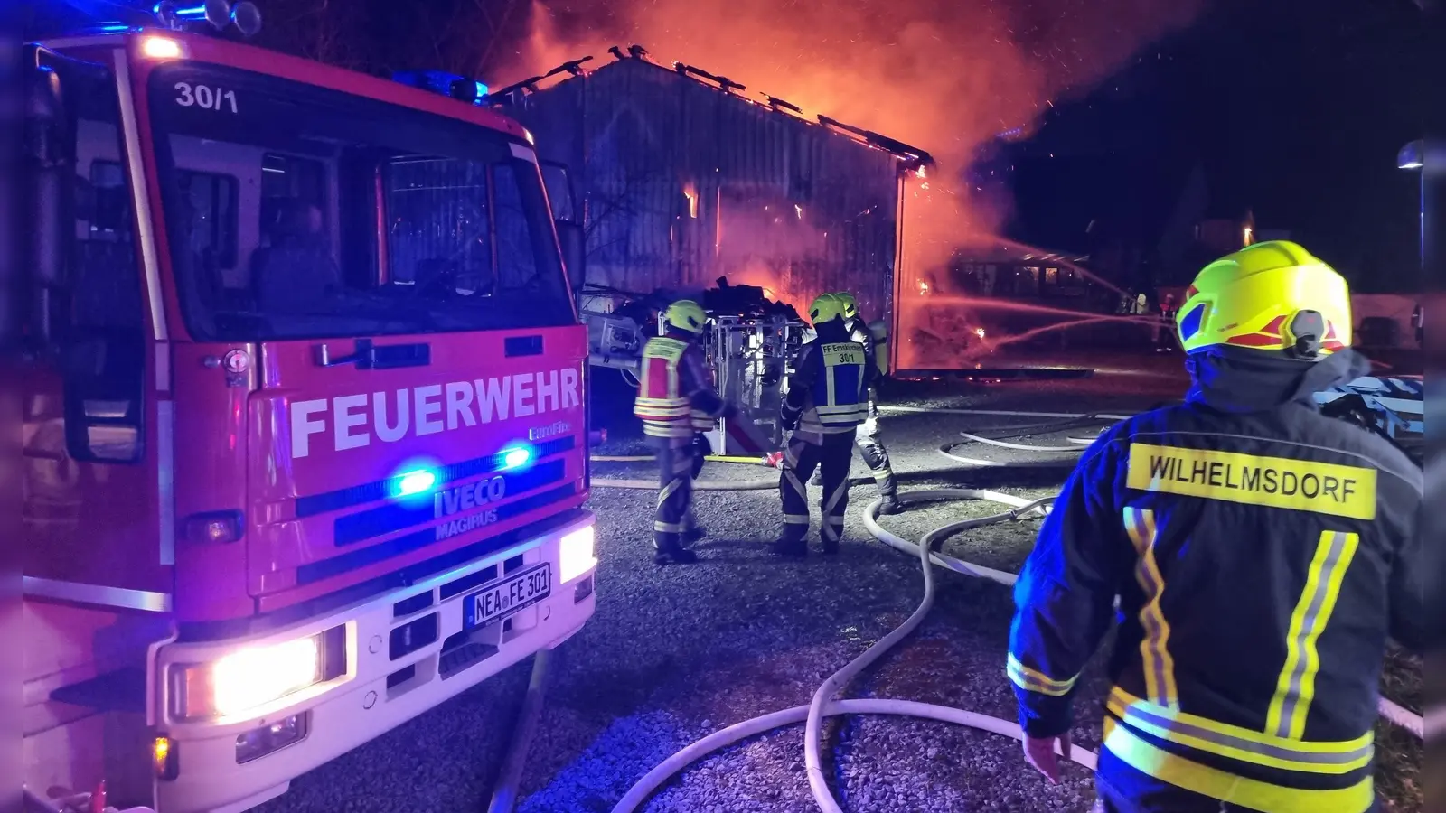 110 Feuerwehrkräfte kämpften in Eckenberg (Emskirchen) gegen die Flammen, die aus einer Scheune schlugen. (Foto: Rainer Weiskirchen)