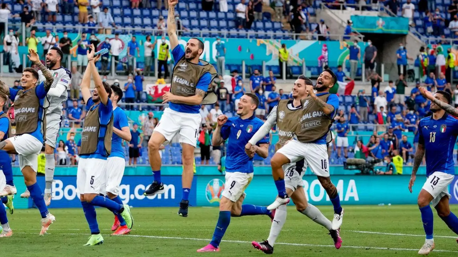 Die italienischen Spieler feiern ihren 1:0-Sieg nach dem Spiel mit den Fans auf der Tribüne. (Foto: Alessandra Tarantino/AP Pool/dpa)