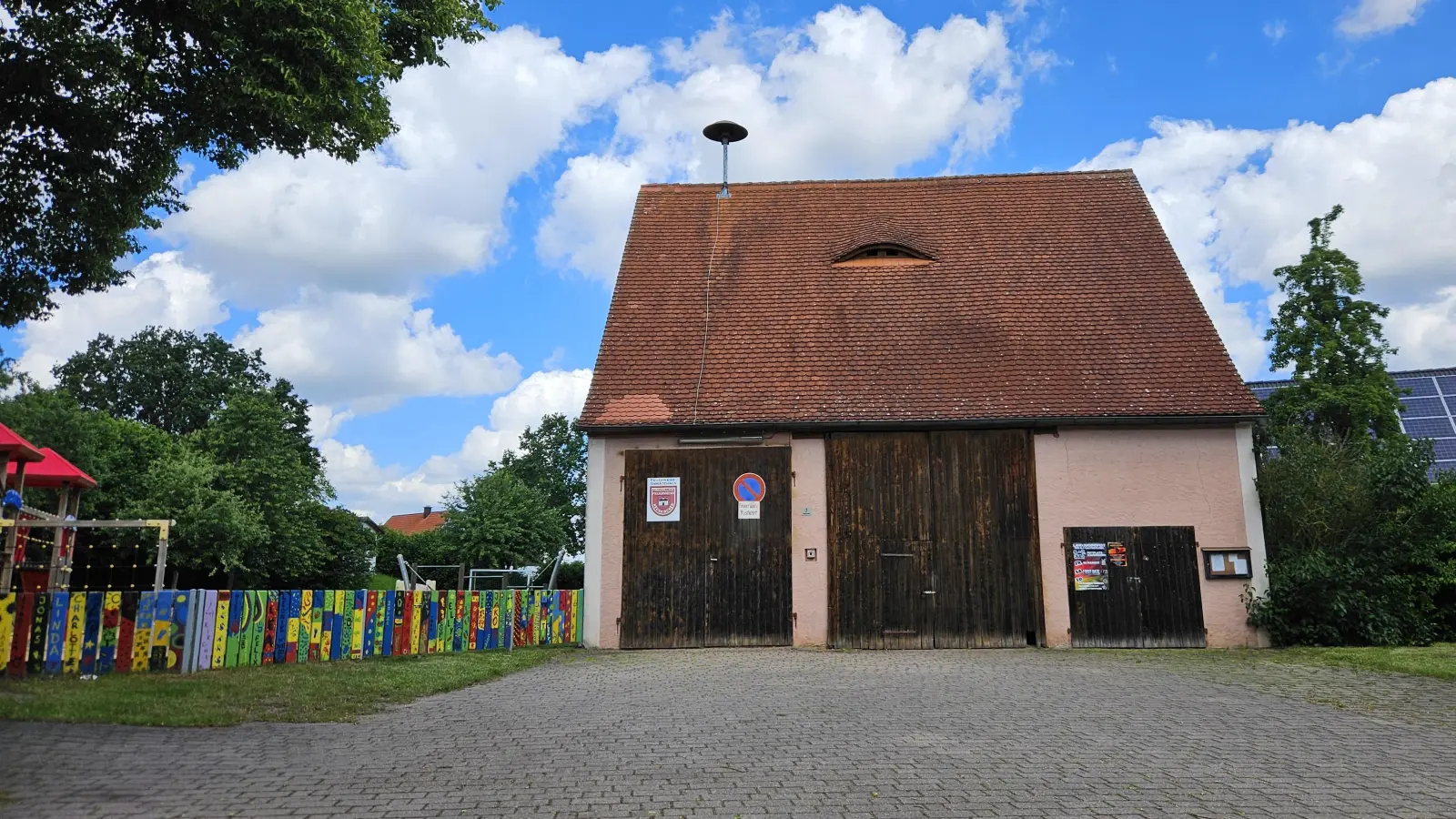 In die Jahre gekommen ist das Feuerwehrgerätehaus im Leutershäuser Stadtteil Neunkirchen. Doch in einen Neubau in Wiedersbach wollen die Aktiven der Wehr auf keinen Fall umziehen. (Foto: Wolfgang Grebenhof)