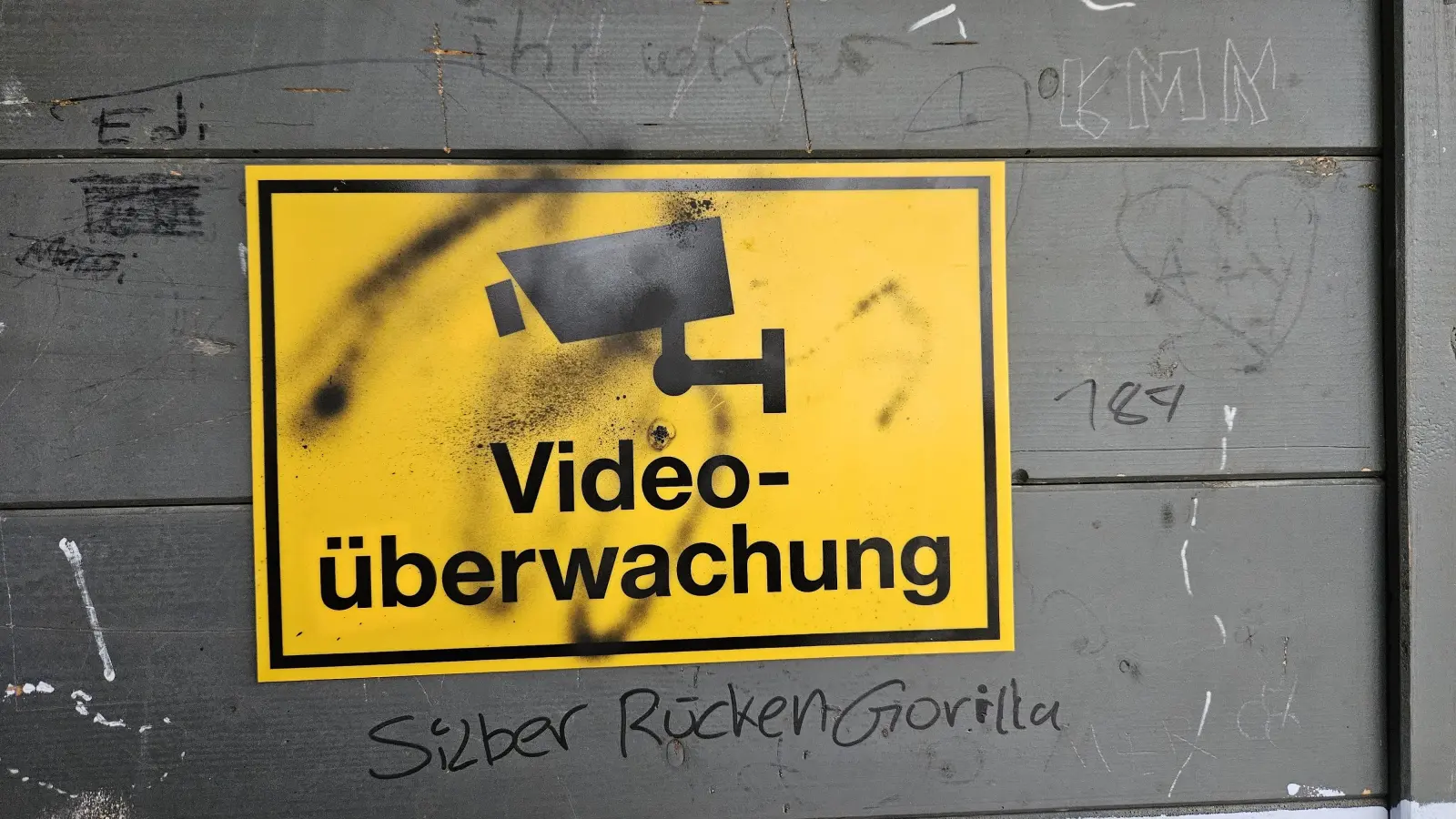 Schreckt Jugendliche, die ihre Zerstörungswut auslassen, nicht hinreichend ab: Die Videoüberwachung am Schulgelände in Leutershausen. (Foto: Wolfgang Grebenhof)