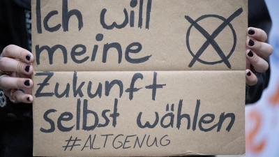 Bei der Europawahl dürfen in Deutschland zum ersten Mal Jugendliche ab 16 Jahren wählen. Die Bundesschülerkonferenz fordert dies nun für alle Wahlen. (Foto: Sebastian Gollnow/dpa)