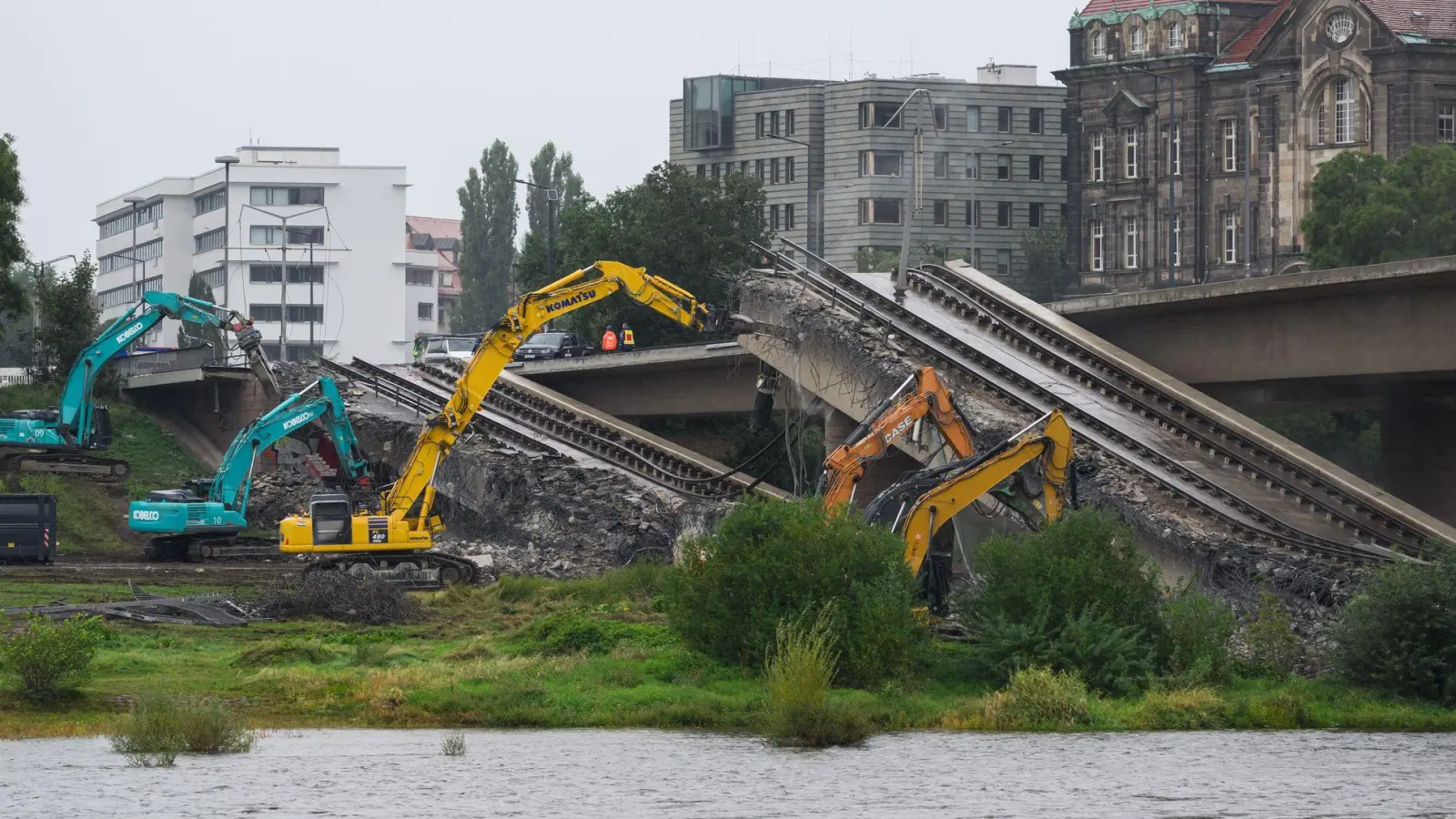 Mit Baggern werden weitere Teile der eingestürzten Carolabrücke abgerissen. (Foto: Robert Michael/dpa)