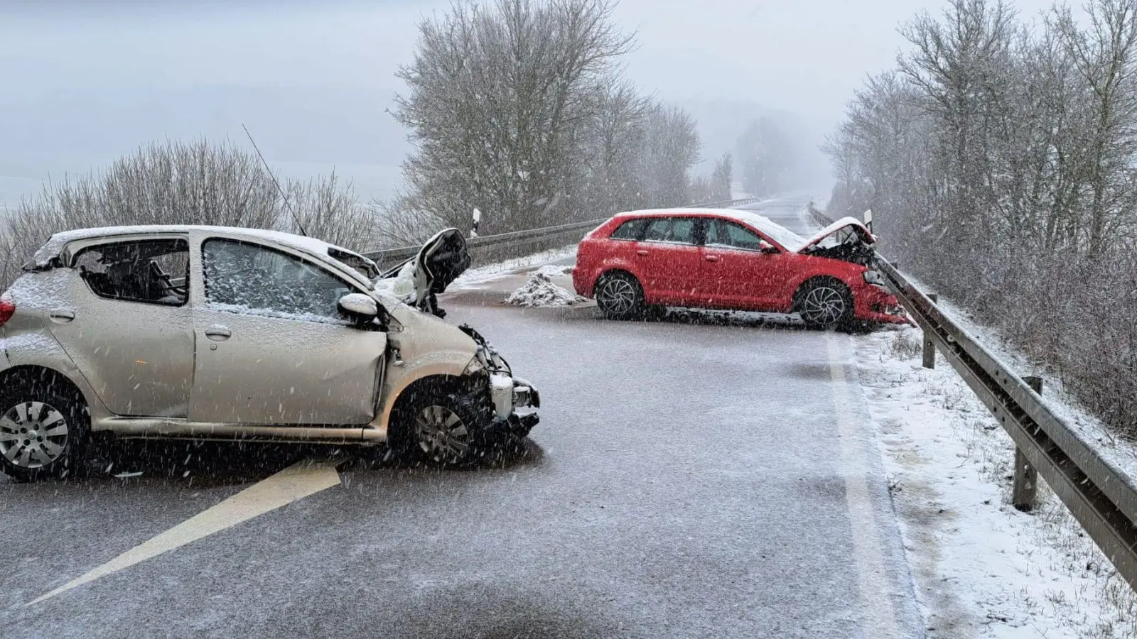 Zwei Autos waren an dem Unfall auf der Staatsstraße 2255 beteiligt. (Foto: Alexander Biernoth)