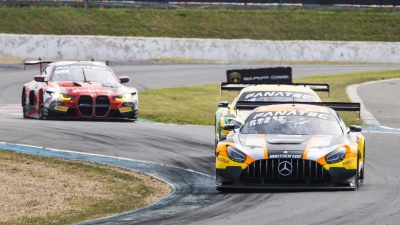 Maximillian Götz (rechts) führte im zweiten Rennen zweitweise das Feld an. (Foto: SRO/JEP/GT World Challenge)