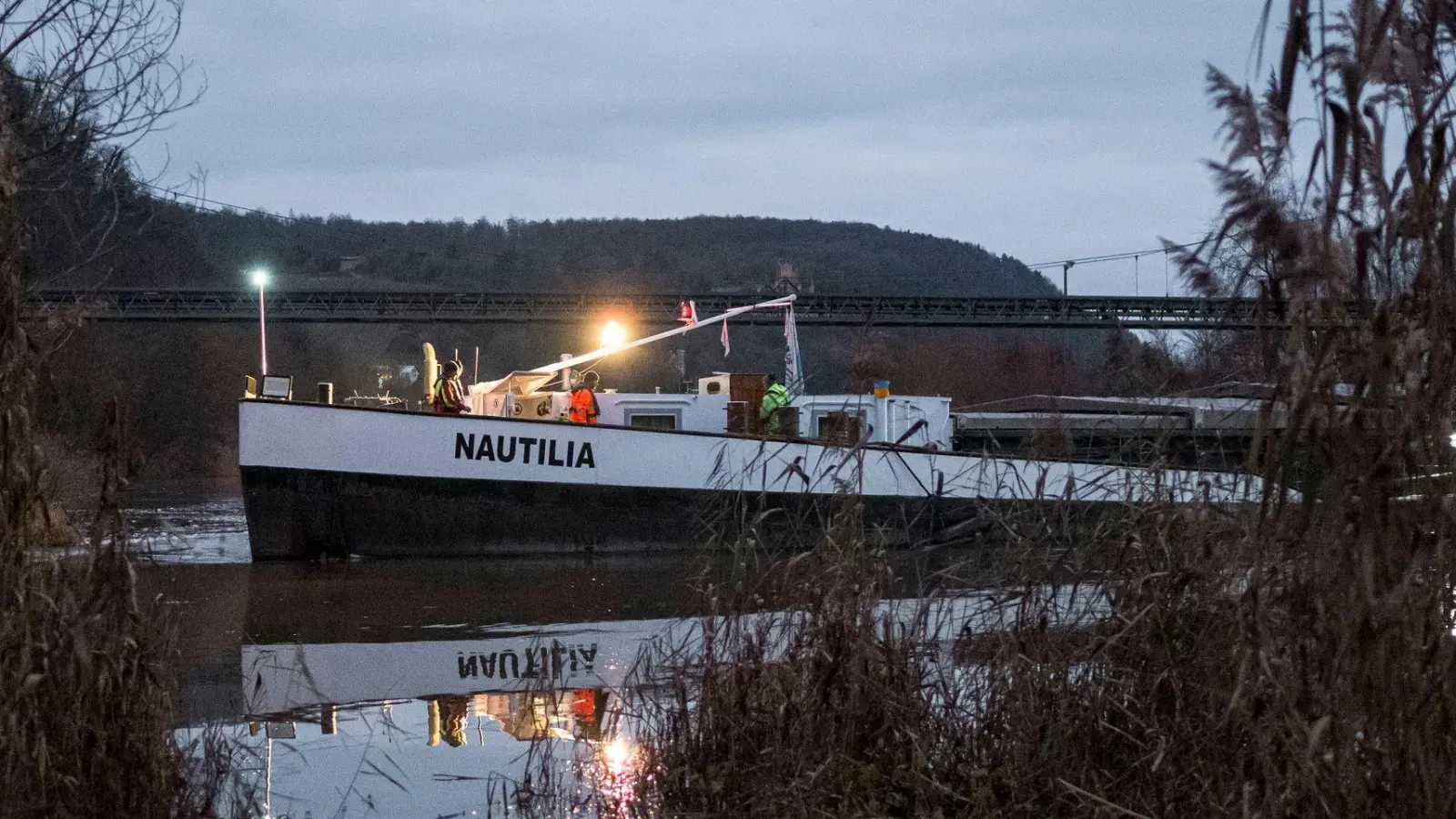 Mehrere Versuche, das Schiff wieder in die Fahrrinne zu drehen, scheiterten.  (Foto: Daniel Vogl/dpa)