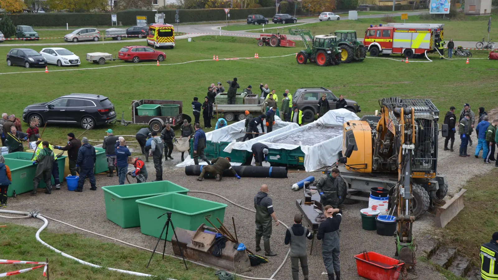 Großes Abfischen am Obernzenner See: Über hundert Helferinnen und Helfer des Fischereivereins waren am Samstagmorgen stundenlang im Einsatz, fingen die Tiere und setzten sie in andere Gewässer um. (Foto: Yvonne Neckermann)