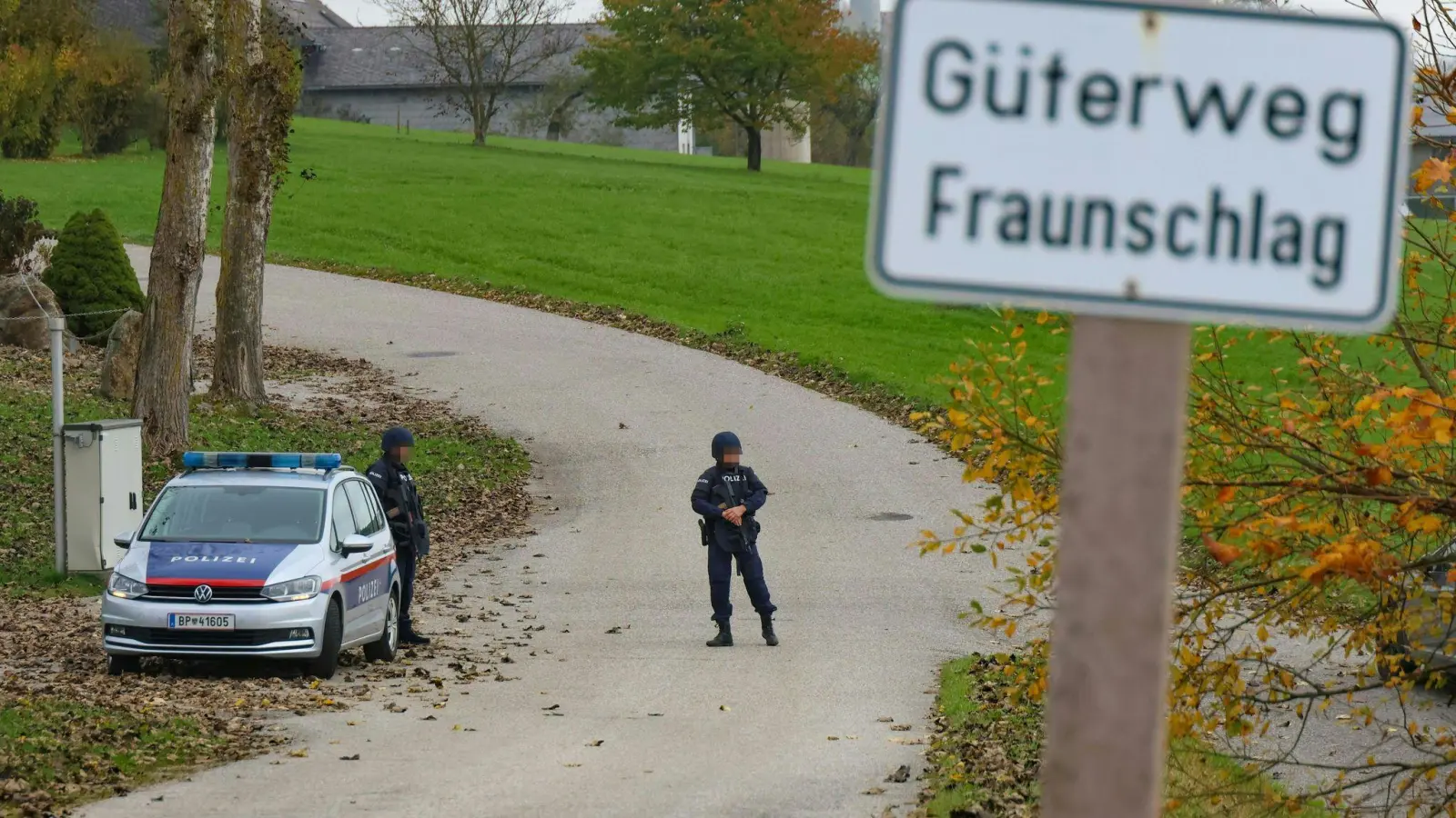 Die Suche nach dem Tatverdächtigen läuft auf Hochtouren - aber bisher ohne Ergebnis. (Foto: Matthias Lauber/Laumat//APA/dpa)