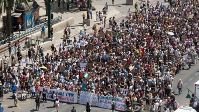 Tausende Menschen demonstrieren in Málaga gegen Massentourismus und hohe Mieten. (Foto: Jesus Merida/SOPA Images via ZUMA Press Wire/dpa)