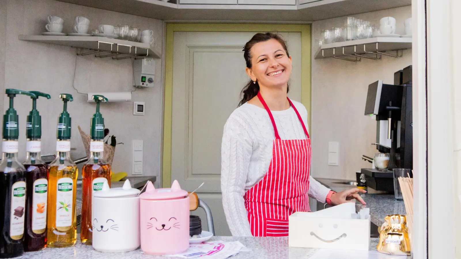 Sie will die Gäste „jeden Tag ein bisschen glücklich machen“: die neue Pavillon-Betreiberin Liudmyla Vinnytska. (Foto: Evi Lemberger)