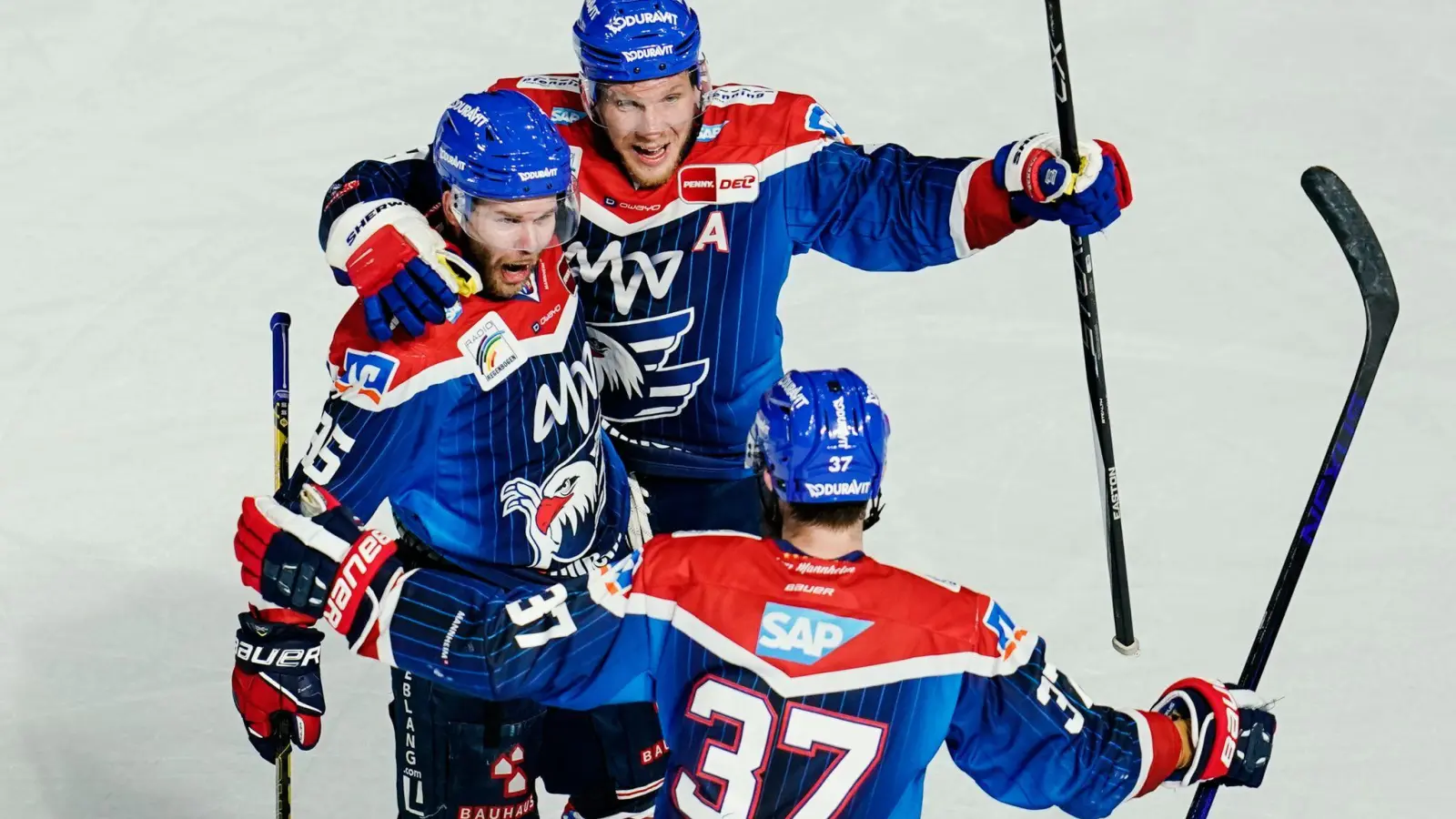 Die Spieler von Adler Mannheim feiern das Tor zum 4:3 gegen die Eisbären Berlin. (Foto: Uwe Anspach/dpa)