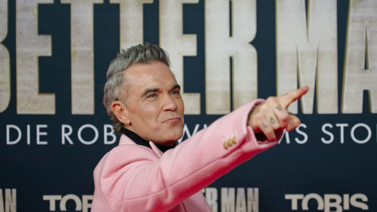 Robbie Williams bei der Premiere. (Foto: Henning Kaiser/dpa)