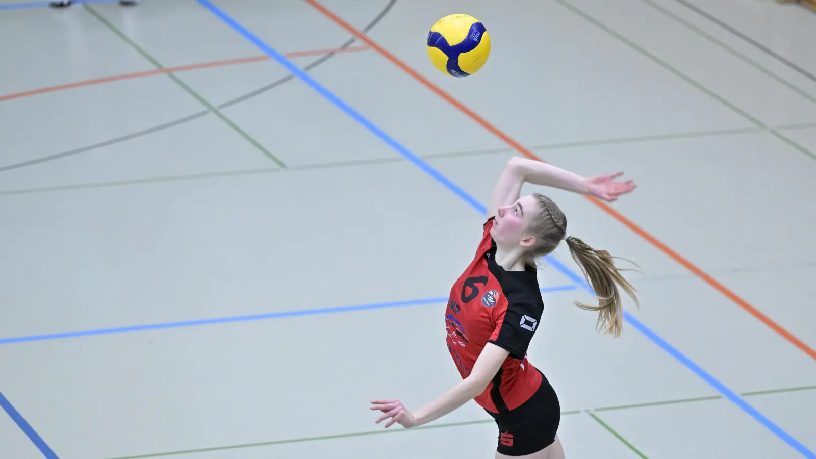 Amélie Sommer vom TSV Ansbach (hier in einem anderen Spiel) glänzte gegen Eiselfing mit starken Aufschlägen. (Foto: Martin Rügner)