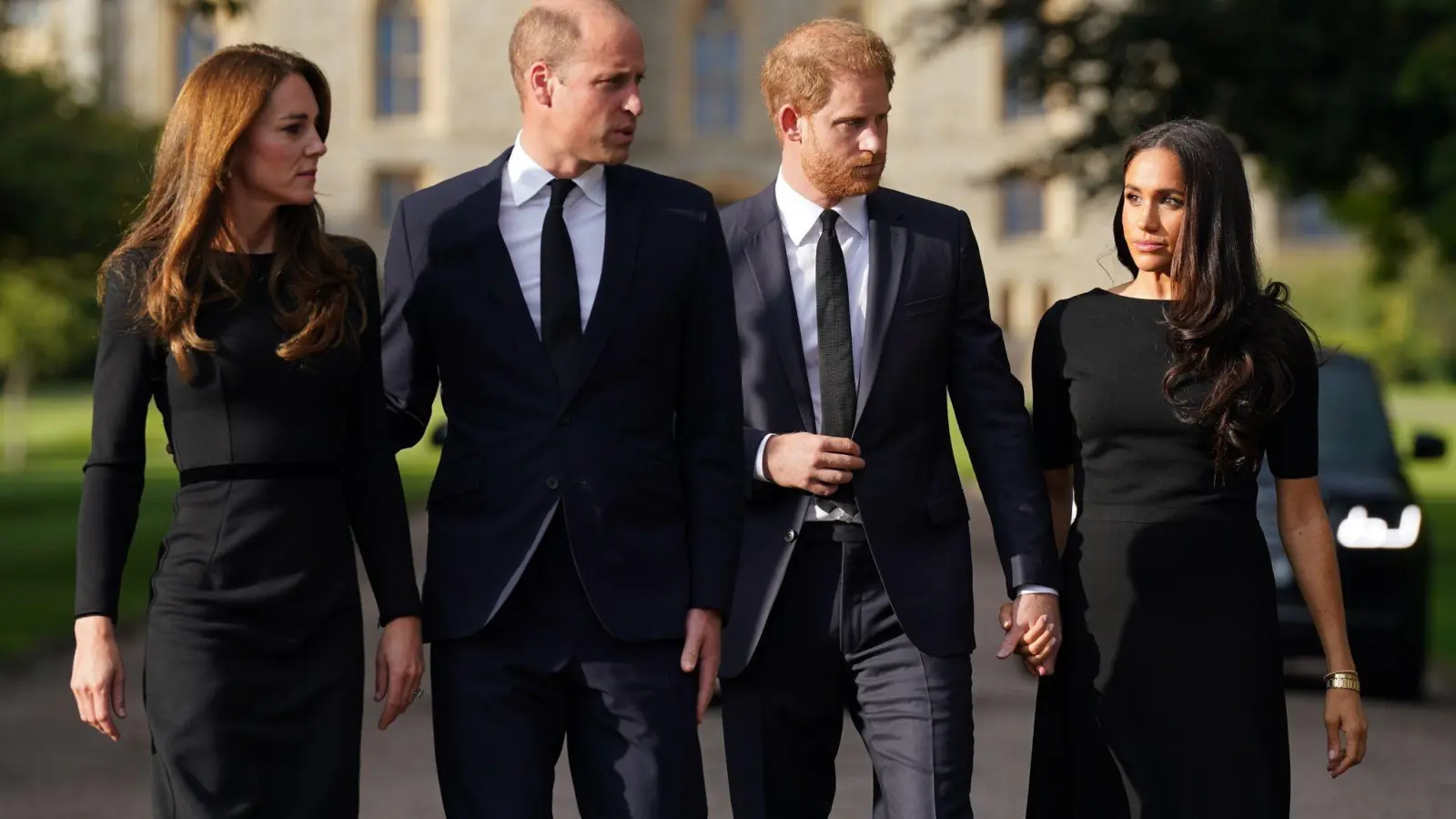 Kate (l-r), Prinzessin von Wales, William, Prinz von Wales, Prinz Harry, Herzog von Sussex, und seine Frau Meghan, Herzogin von Sussex, erstmals wieder vereint in der Öffentlichkeit. Hier auf Schloss Windsor. (Foto: Kirsty O'connor/PA Wire/dpa)