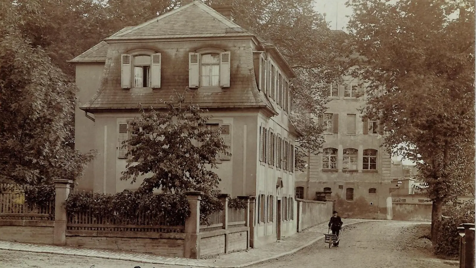 In der Direktorenvilla neben dem humanistischen Gymnasium wohnt im Herbst 1924 Oberstudiendirektor Hans Probst. In seiner Freizeit schreibt er Gedichte und kleine Theaterstücke. (Repro: Stadtarchiv Ansbach)