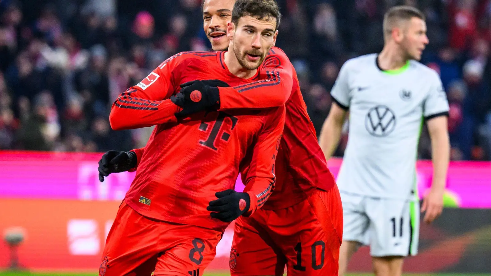 Zweifacher Torschütze: Leon Goretzka jubelt nach seinem 3:1 mit Leroy Sané. (Foto: Tom Weller/dpa)