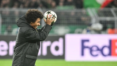 Der Lohn für eine Gala: Karim Adeyemi nahm den Ball nach seinem Dreierpack gegen Celtic Glasgow mit nach Hause. (Foto: Bernd Thissen/dpa)