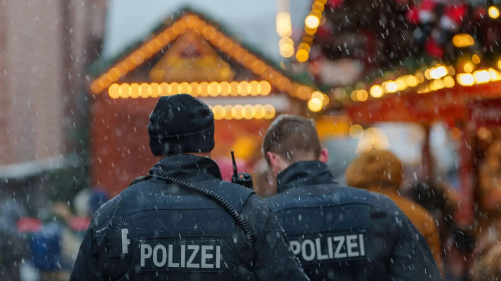 Drei Männer sollen mehrere Stände auf einem Weihnachtsmarkt aufgebrochen haben. (Archivbild) (Foto: Andreas Arnold/dpa)