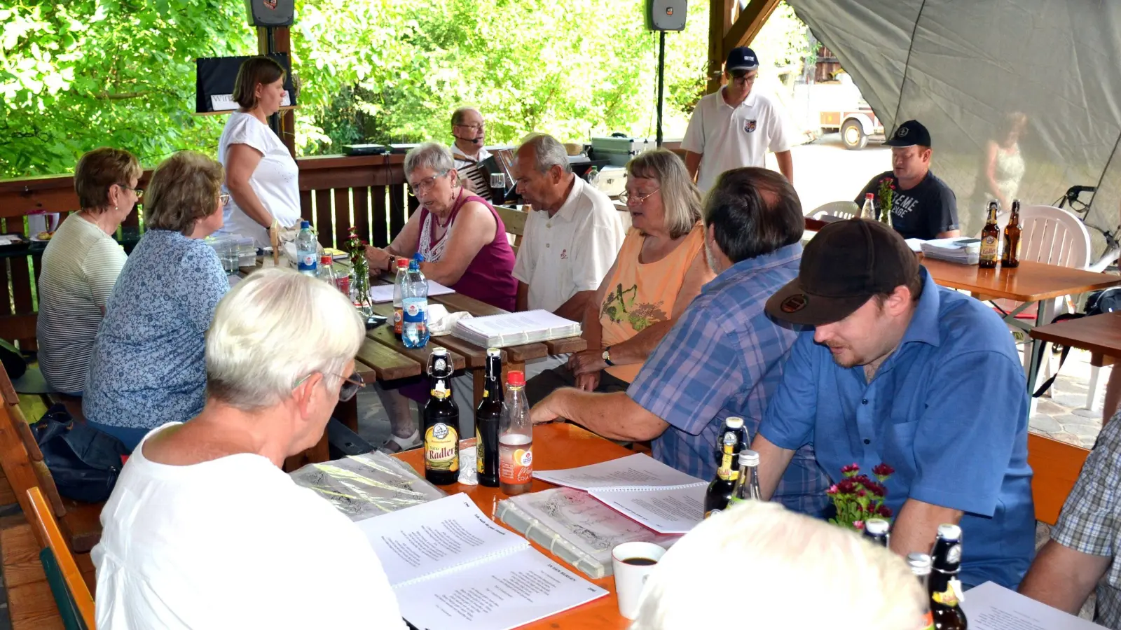 Auf der großen Terrasse des ehemaligen Wirtshauses in Dagenbach saßen zahlreiche begeisterte Wirtshaussänger beisammen, um Erwin Bardenbacher eine Freude zu machen. (Foto: Gudrun Schwarz)