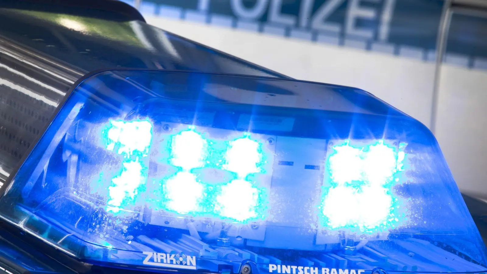 Ein 19-Jähriger wird nach einer Studentenparty an der Ilmenau vermisst, die Polizei sucht weiter nach ihm - auch per Sonarboot und Hubschrauber. (Symbolbild) (Foto: Friso Gentsch/dpa)