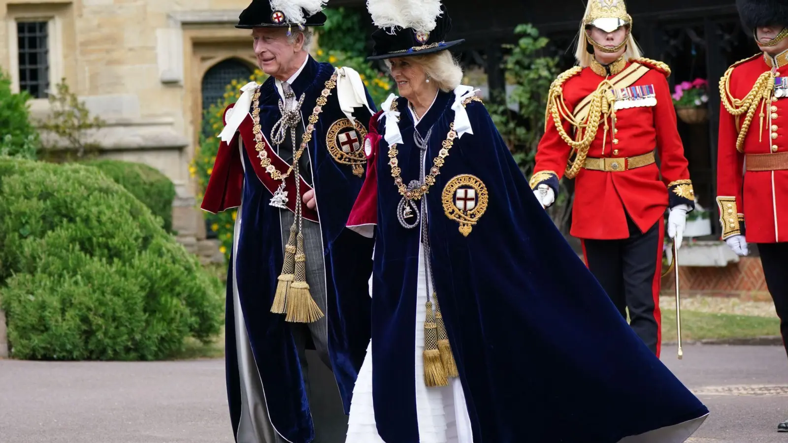 König Charles III. und Königin Camilla nehmen an der jährlichen Zeremonie des Hosenbandordens („Order of the Garter“) in der St. George&#39;s Chapel teil. (Foto: Yui Mok/PA Wire/dpa)