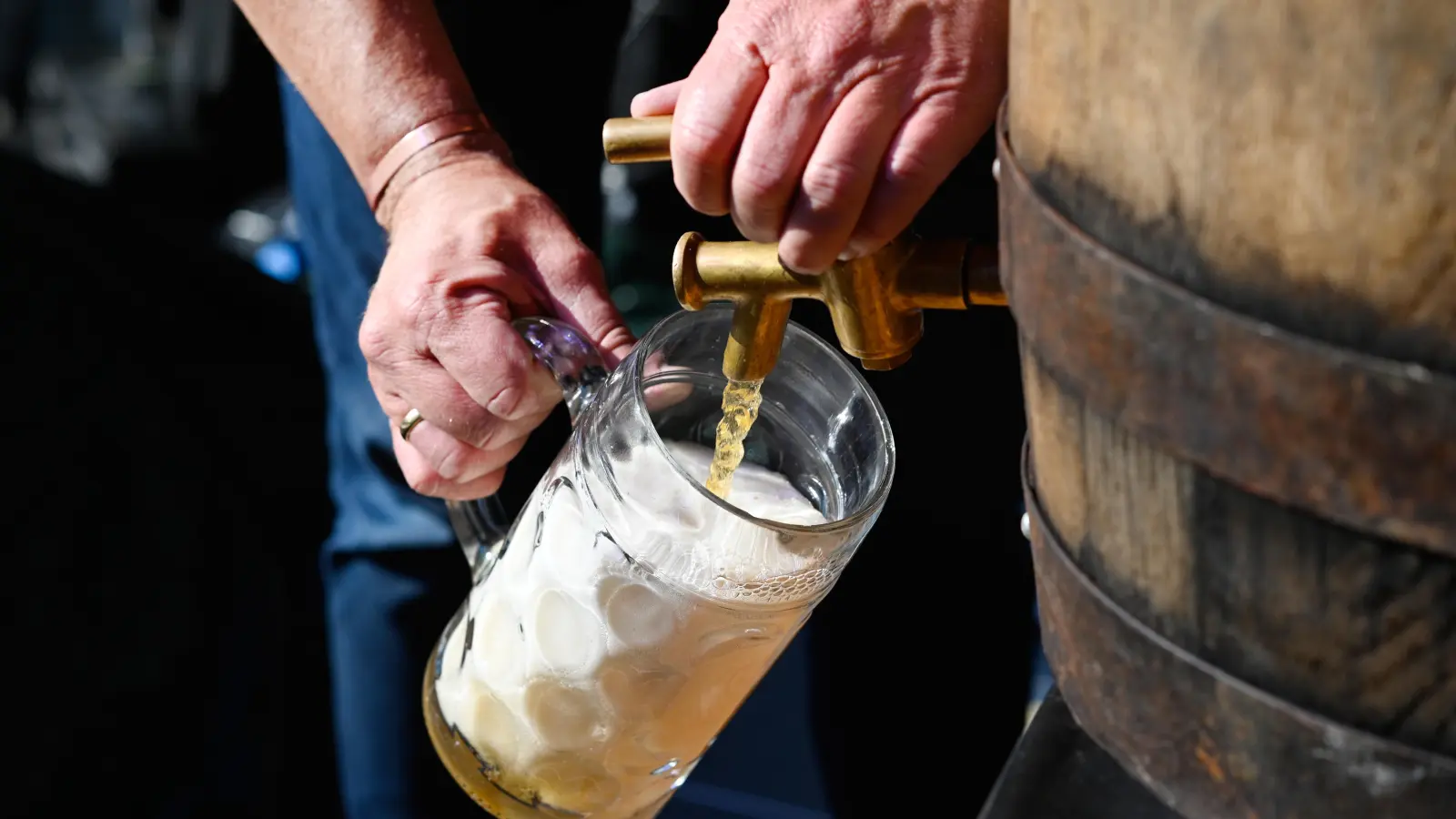 Bier aus dem Faß sorgt auf Festen für gute Stimmung. Aber immer wieder kippt die dann auch – was manchmal im Grölen ausländerfeindicher Parolen endet. (Symbolfoto: Jim Albright)