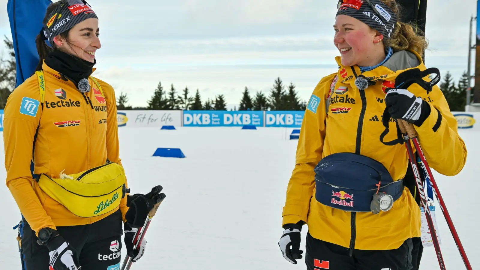 Vanessa Voigt (l) und Selina Grotian: Die Freundinnen freuen sich auf das erste Heimrennen in Oberhof. (Foto: Martin Schutt/dpa)