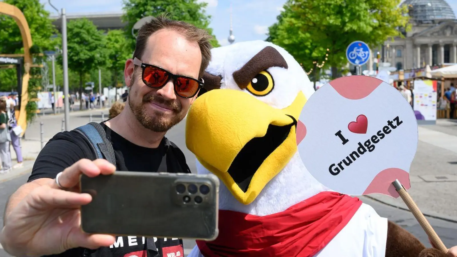 Besucher Bastian aus Bergisch-Gladbach macht mit „Freddi dem Familienadler“ ein Selfie: Andenken an die Feier für das Grundgesetz. (Foto: Bernd von Jutrczenka/dpa)