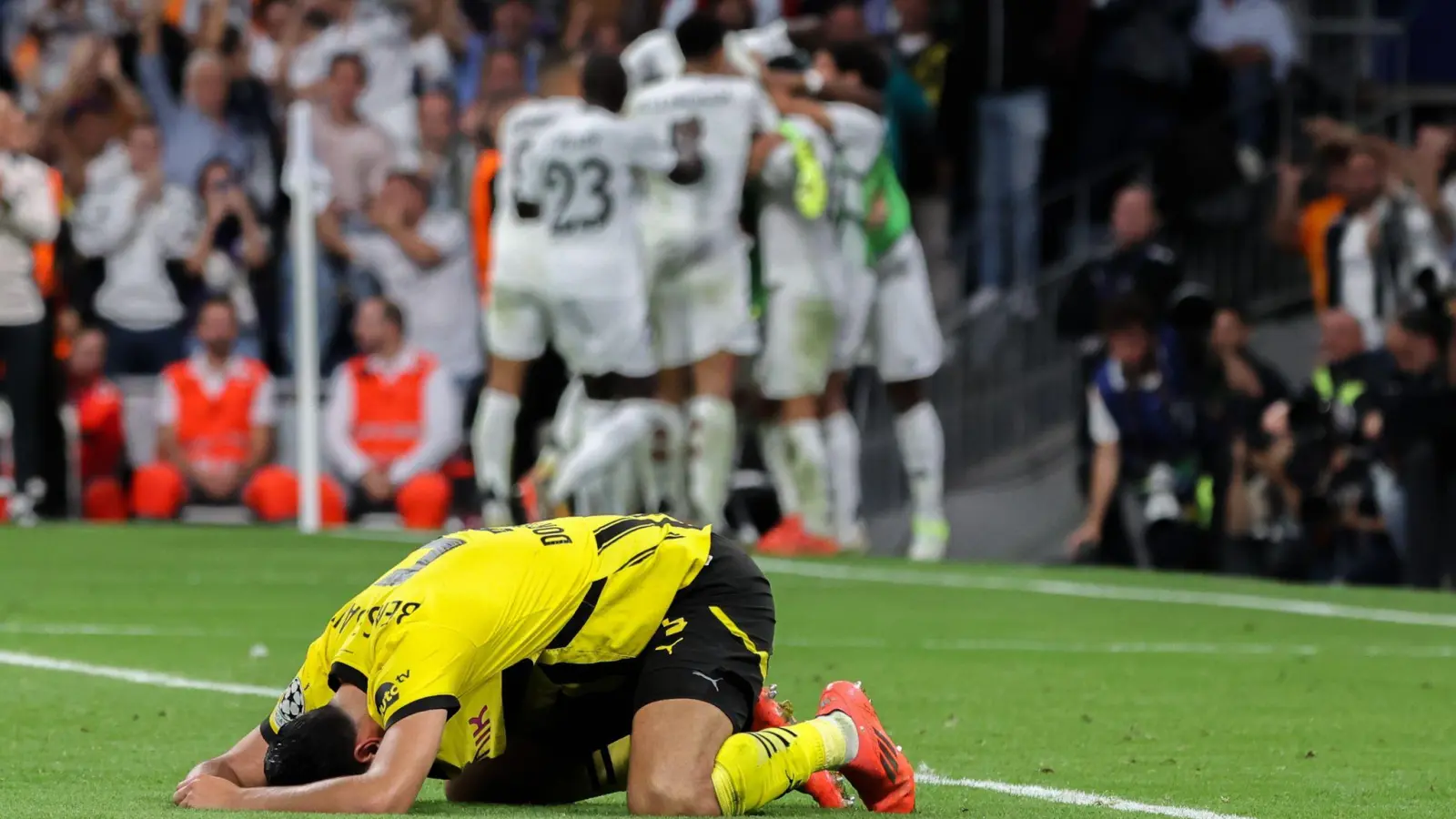 Ramy Bensebaini und seine Dortmunder Teamkollegen müssen sich nach einem famosen Start am Ende doch ärgern. (Foto: David Canales/dpa)