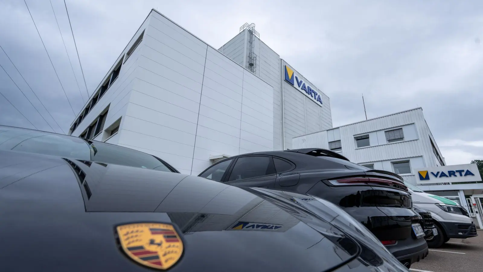 Porsche greift Varta mit der Übernahme der Tochterfirma unter die Arme. (Archivbild) (Foto: Stefan Puchner/dpa)