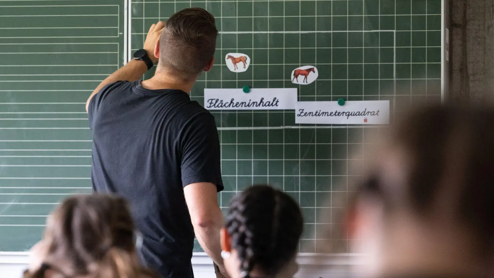 Werden Lehrer Opfer körperlicher Gewalt, so geht diese einer Umfrage zufolge fast ausschließlich von Schülerinnen und Schülern aus. (Symbolbild) (Foto: Marijan Murat/dpa)