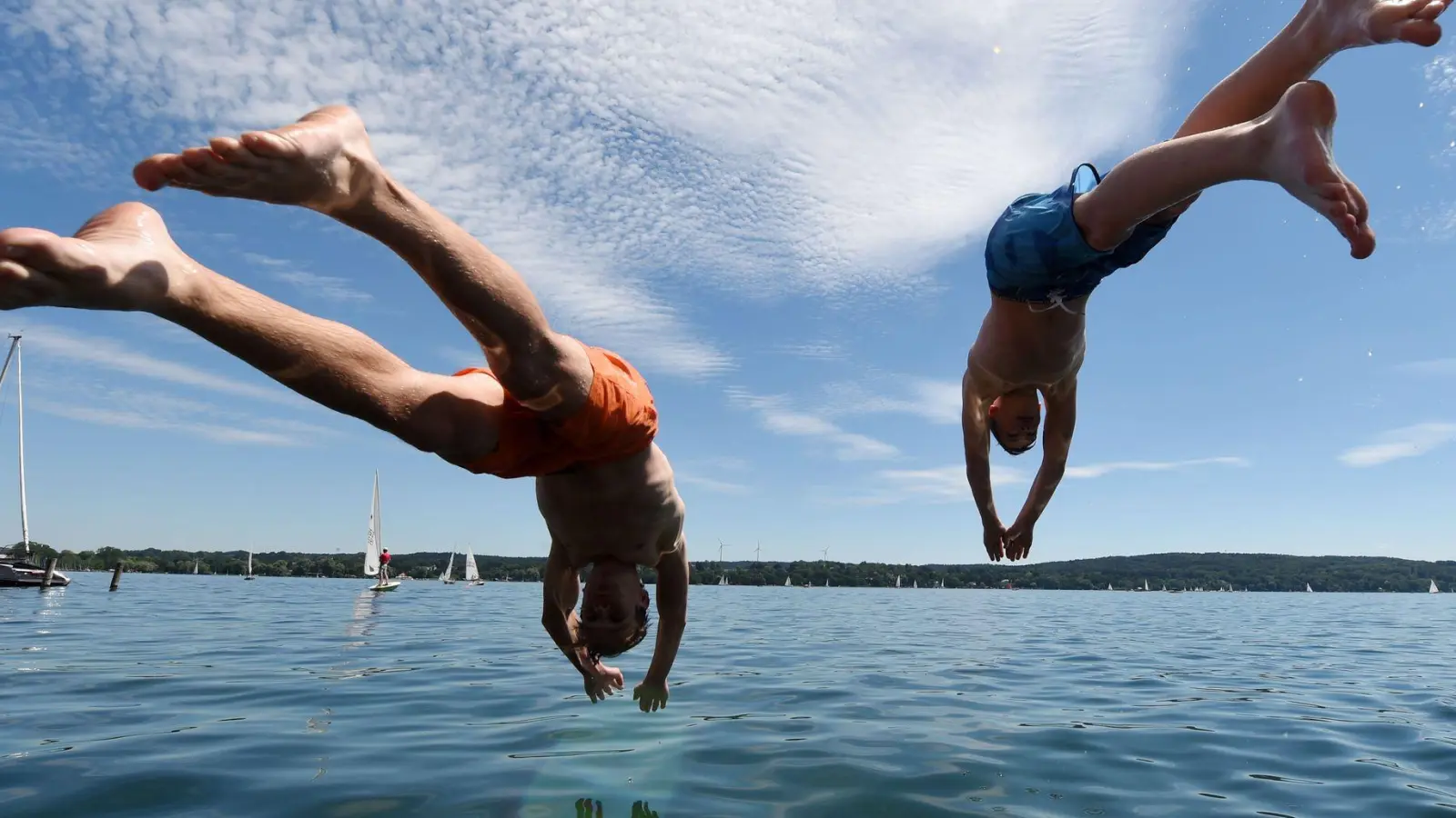 Warnung vor Badeunfällen: Kopfsprünge in flaches oder trübes Wasser können zu schweren Verletzungen führen, daher Wassertiefe und Hindernisse prüfen. (Foto: Tobias Hase/dpa/dpa-tmn)