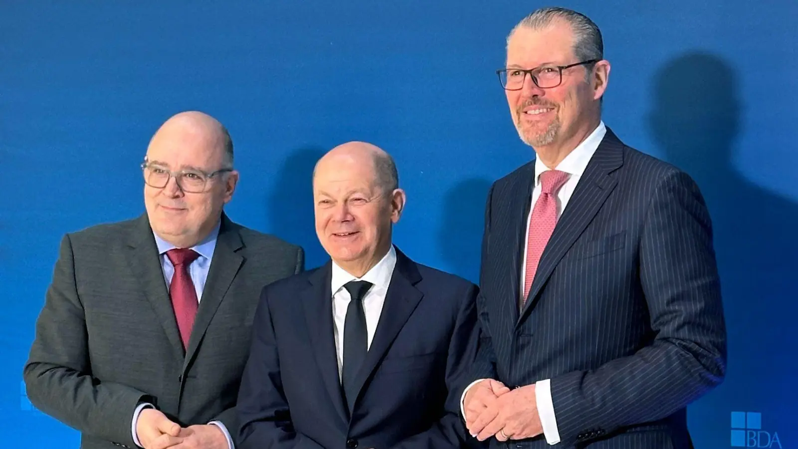 BDA-Hauptgeschäftsführer Steffen Kampeter (l-r), Bundeskanzler Olaf Scholz und Arbeitgeberpräsident Rainer Dulger in Berlin. (Foto: Andreas Hoenig/dpa)